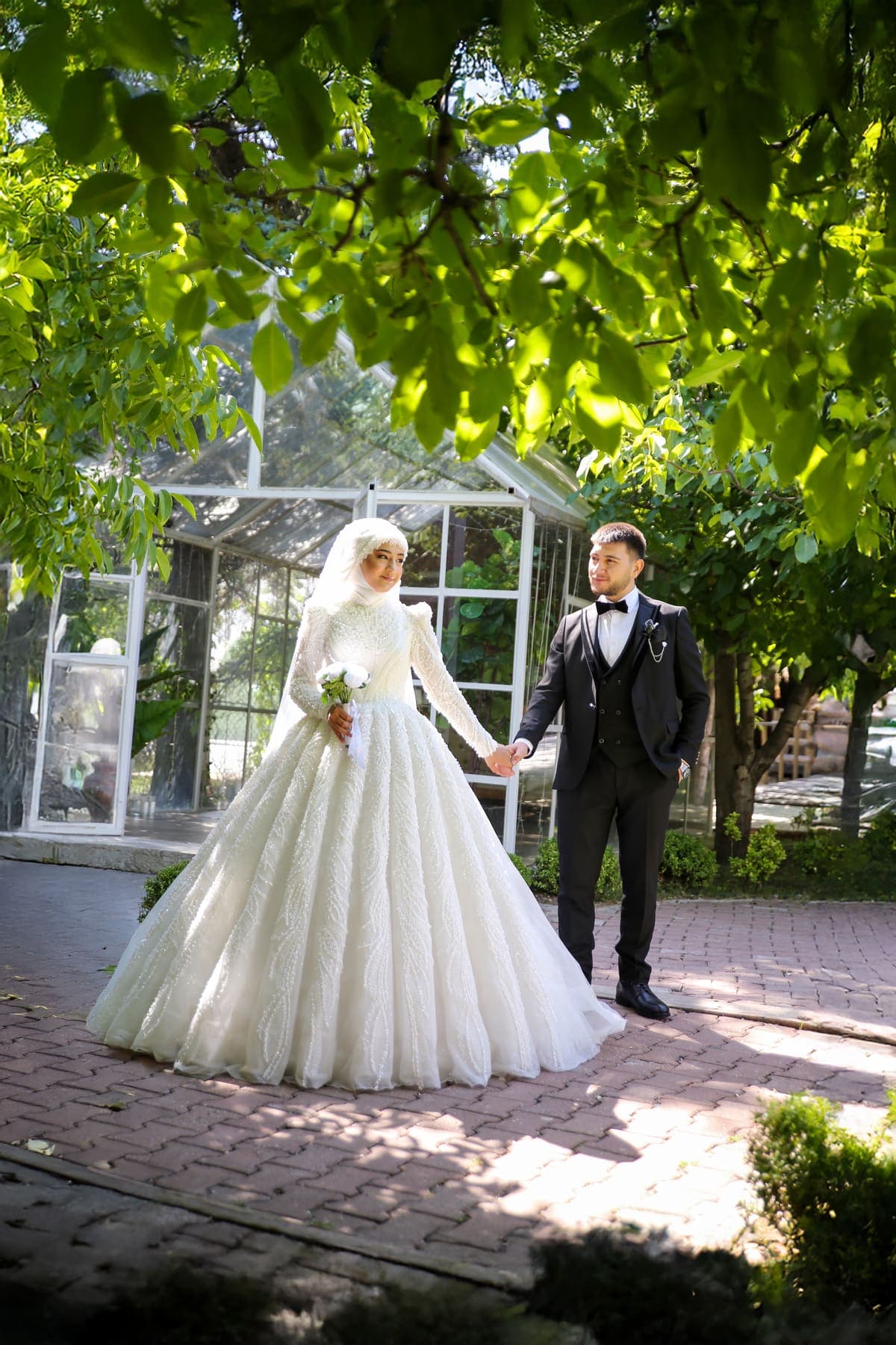 Bahçede el ele gelin damat portresi