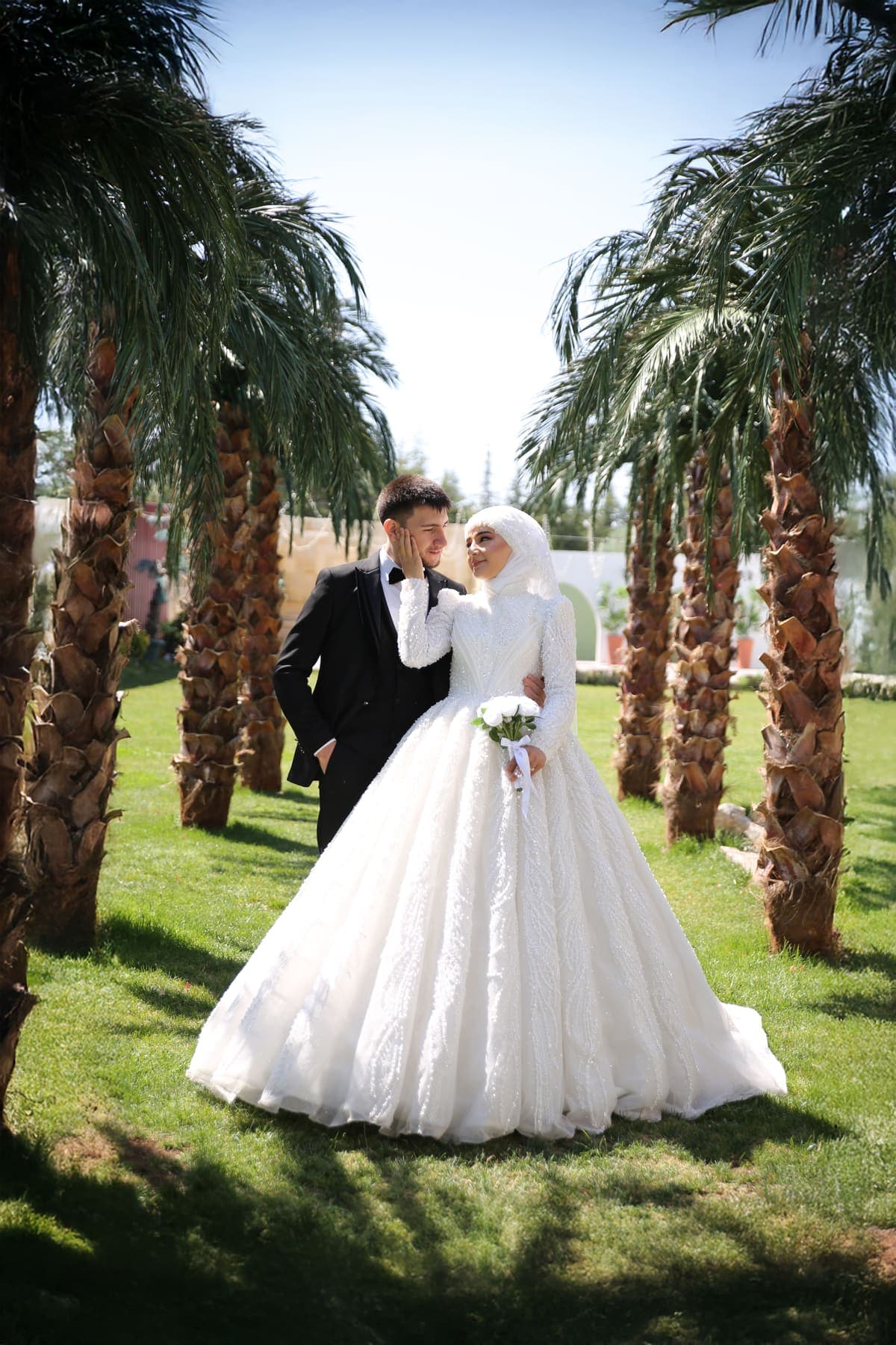 Palmiyeler arasında romantik düğün pozu