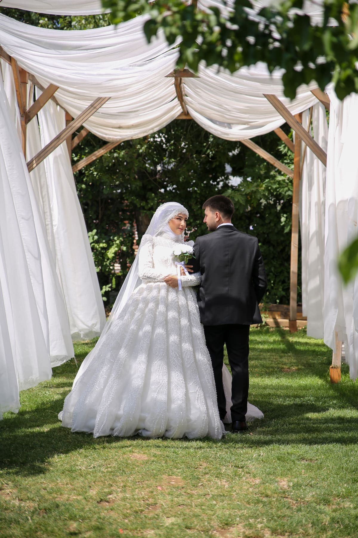 Beyaz tül gölgelikte düğün portresi