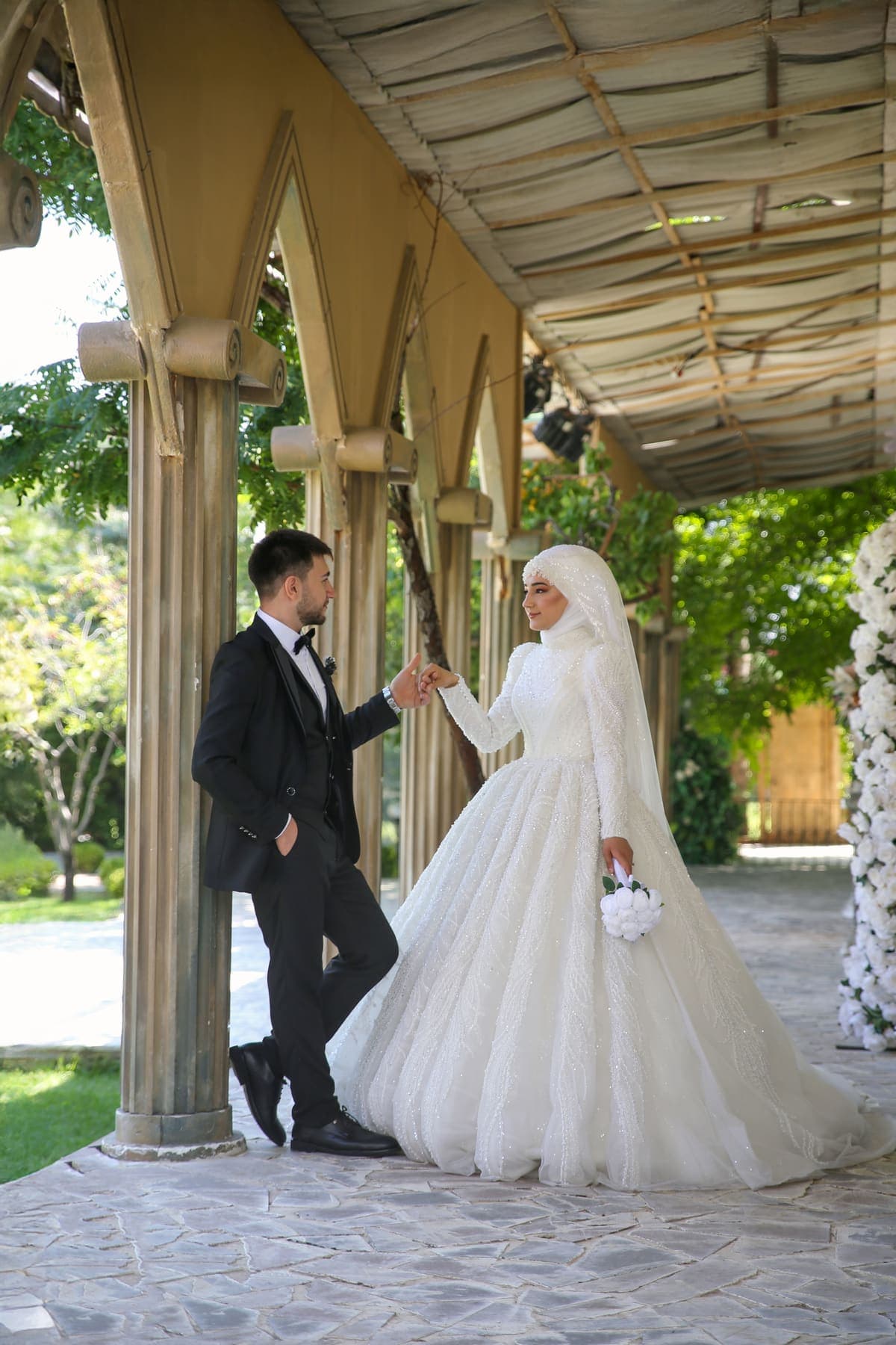 Sütunlu geçitte gelin damat el ele
